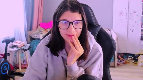 Snapshot of mollylollipop20 chatting on May 2026 02:07:02 AM KIRA online show from May 2026 02:07:02 AM