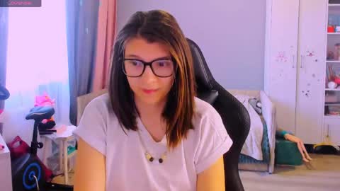 Snapshot of mollylollipop20 chatting on June 2026 02:46:01 AM KIRA online show from June 2026 02:46:01 AM
