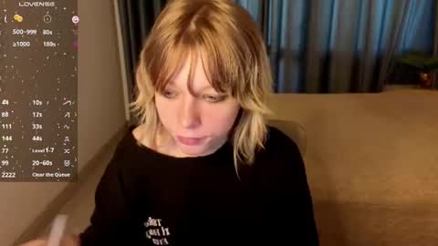 Snapshot of mollysally chatting on June 2026 04:13:01 AM mollysally online show from June 2026 04:13:01 AM