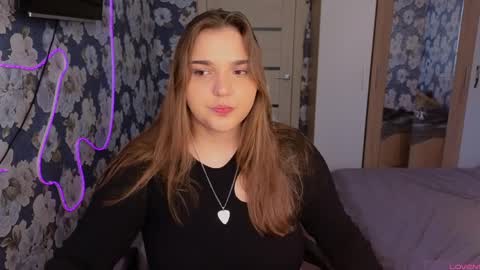 Snapshot of momiji_i chatting on April 2026 12:43:01 PM Leah online show from April 2026 12:43:01 PM