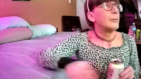 Snapshot of mommamadesissy chatting on January 2025 06:32:01 PM Bink online show from January 2025 06:32:01 PM