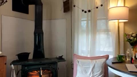 Mia  online show from November 2025 01:54:02 PM