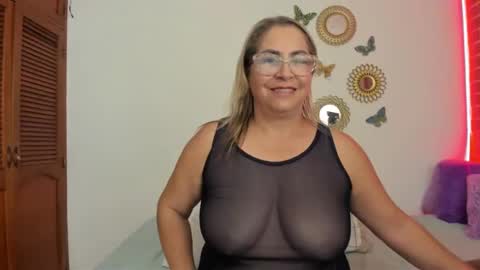 Snapshot of mommy_boobs_ chatting on December 2024 12:01:02 AM Maja online show from December 2024 12:01:02 AM