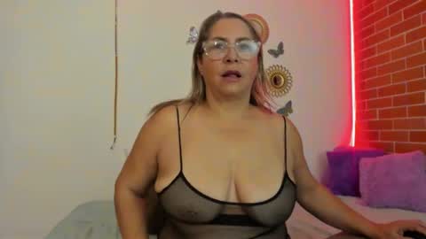 Snapshot of mommy_boobs_ chatting on December 2024 04:34:02 AM Maja online show from December 2024 04:34:02 AM