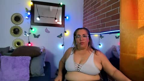 Snapshot of mommy_boobs_ chatting on February 2025 08:42:01 PM Maja online show from February 2025 08:42:01 PM