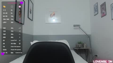Snapshot of mommyissuess_ chatting on March 2025 10:19:02 PM Daphne  online show from March 2025 10:19:02 PM