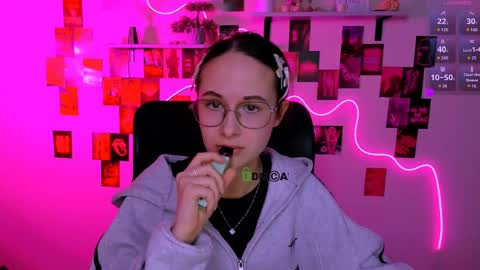 Snapshot of mona_cloud chatting on April 2026 07:11:02 PM Mona online show from April 2026 07:11:02 PM