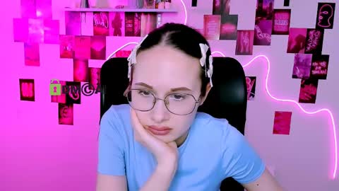 Snapshot of mona_cloud chatting on April 2026 09:19:01 PM Mona online show from April 2026 09:19:01 PM