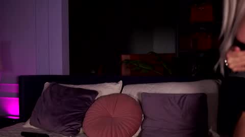 Moni online show from December 2025 04:32:01 AM