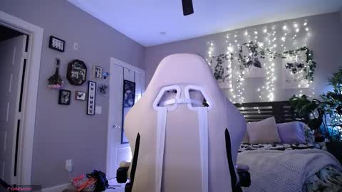 Snapshot of monstrumologist chatting on January 2025 01:28:01 AM Lydia Mooney online show from January 2025 01:28:01 AM