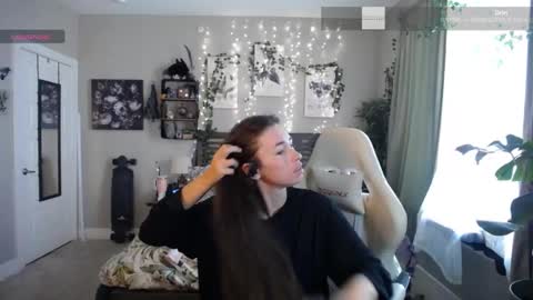 Snapshot of monstrumologist chatting on January 2025 07:16:02 PM Lydia Mooney online show from January 2025 07:16:02 PM