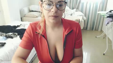 Snapshot of montserrat123 chatting on April 2026 07:11:02 AM Monse online show from April 2026 07:11:02 AM