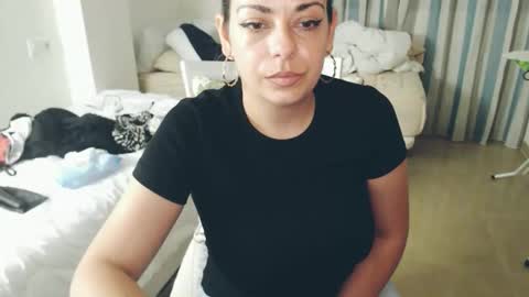 Snapshot of montserrat123 chatting on April 2026 07:20:02 PM Monse online show from April 2026 07:20:02 PM