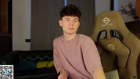 moon_gloww online show from March 2026 04:50:01 AM