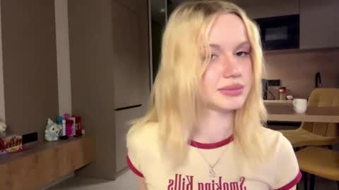 moonavellle_ online show from May 2026 02:18:02 AM