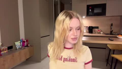 moonavellle_ online show from May 2026 08:15:01 PM