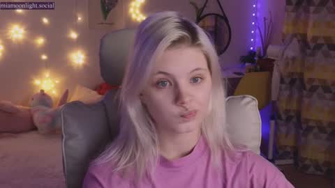 Snapshot of moonlight_mia chatting on December 2024 05:02:01 PM Mia   online show from December 2024 05:02:01 PM
