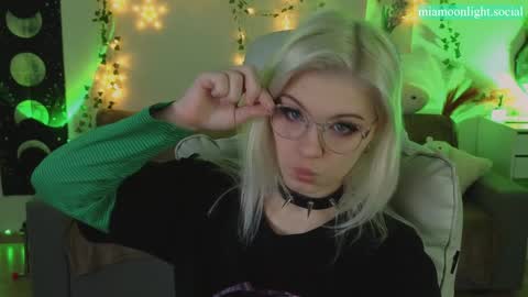 Snapshot of moonlight_mia chatting on January 2025 04:33:02 PM Mia   online show from January 2025 04:33:02 PM