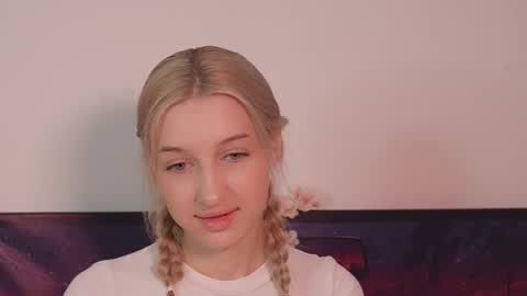 moonliora online show from November 2025 07:40:03 PM