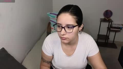 Snapshot of moonwoman_ chatting on April 2026 03:15:02 AM Moon Woman online show from April 2026 03:15:02 AM
