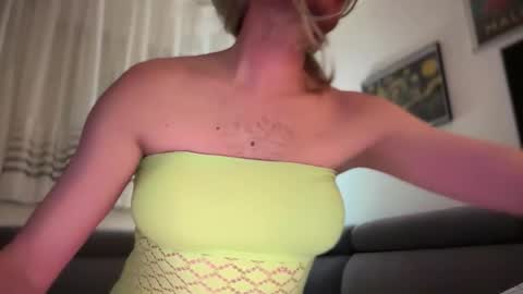 TaleOfLaura online show from April 2026 09:42:01 PM