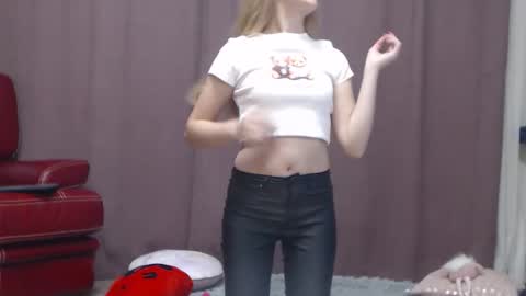 Snapshot of mysterygirl2023 chatting on October 2025 05:04:01 PM Mystery Girl online show from October 2025 05:04:01 PM