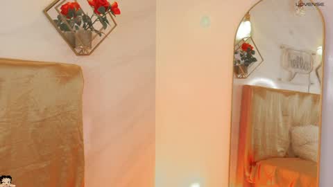 naamah_b online show from April 2026 02:33:01 PM