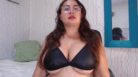 Snapshot of nadiawhite_ chatting on December 2024 09:28:01 PM Nadia online show from December 2024 09:28:01 PM