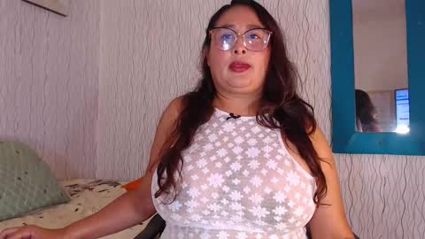 Snapshot of nadiawhite_ chatting on October 2025 05:48:02 PM Nadia online show from October 2025 05:48:02 PM