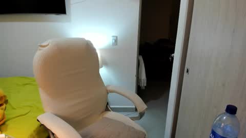 independent model online show from October 2025 01:42:01 AM