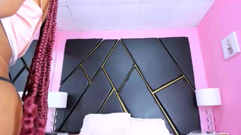 Nahomy online show from October 2025 02:35:02 PM