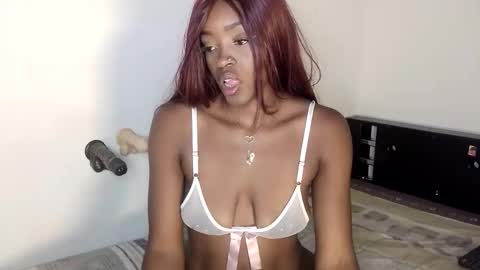 Nahomy  online show from January 2026 05:04:01 PM