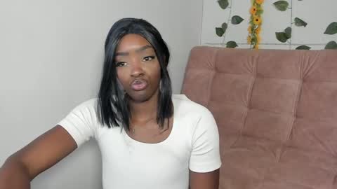 Nahomy  online show from April 2026 06:20:01 PM