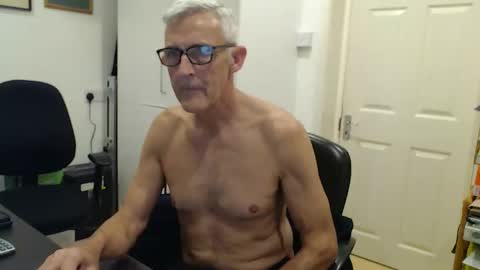Snapshot of nakedcarpenteruk chatting on December 2025 06:57:02 PM nakedcarpenteruk online show from December 2025 06:57:02 PM