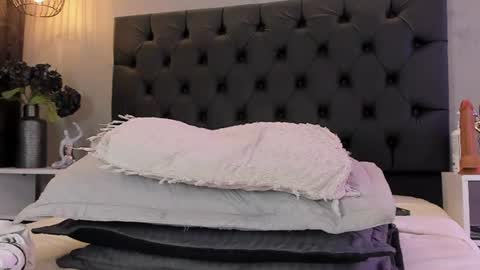 Snapshot of naomi__blair chatting on June 2026 09:14:01 AM Naomi Blair online show from June 2026 09:14:01 AM