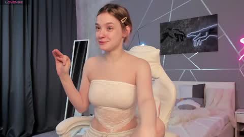 Snapshot of naomi_reiss chatting on July 2026 05:44:01 AM naomi_reiss online show from July 2026 05:44:01 AM