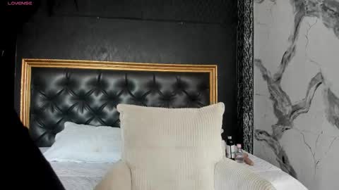 Naomi Frost online show from November 2025 01:47:02 PM