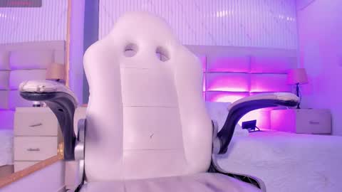 Naomi Frost online show from January 2026 07:11:01 PM