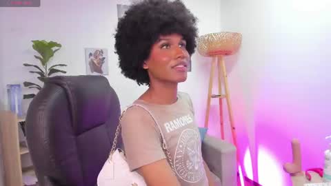 Snapshot of naomisaenz_ chatting on June 2026 09:19:01 PM N A O M I online show from June 2026 09:19:01 PM
