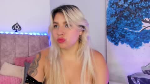 Snapshot of naomisanz_ chatting on April 2026 12:29:02 PM Laura online show from April 2026 12:29:02 PM