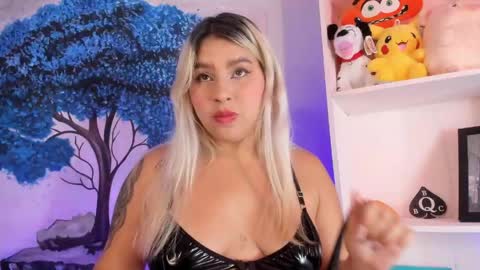 Snapshot of naomisanz_ chatting on April 2026 05:54:02 AM Laura online show from April 2026 05:54:02 AM
