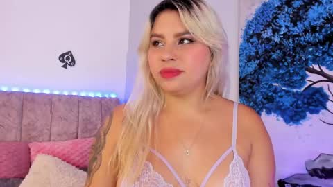 Snapshot of naomisanz_ chatting on April 2026 06:40:01 AM Laura online show from April 2026 06:40:01 AM