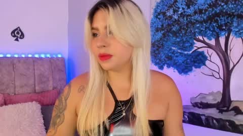 Snapshot of naomisanz_ chatting on April 2026 05:47:02 AM Laura online show from April 2026 05:47:02 AM