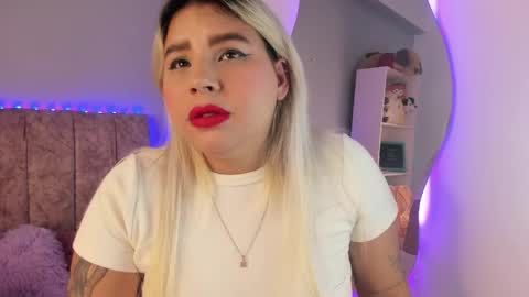 Snapshot of naomisanz_ chatting on May 2026 05:36:02 AM Laura online show from May 2026 05:36:02 AM