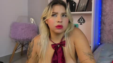 Snapshot of naomisanz_ chatting on June 2026 06:59:01 AM Laura online show from June 2026 06:59:01 AM