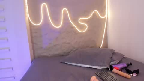 I am Naomy online show from November 2025 07:40:02 PM