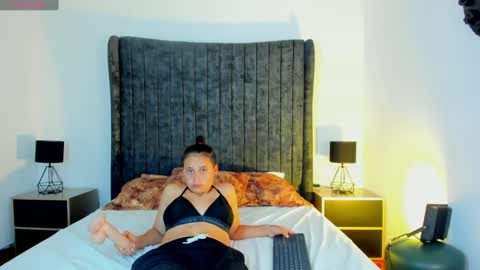 Snapshot of naomyanddany chatting on February 2025 08:07:02 AM NaomyAndDany online show from February 2025 08:07:02 AM