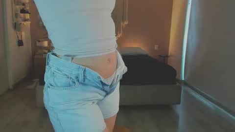 anatalybee online show from April 2026 08:11:02 PM