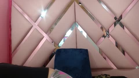 nathaly low online show from January 2026 12:07:02 PM