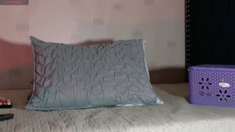 Gwen  online show from October 2025 07:43:01 PM